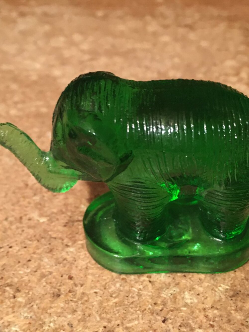 VINTAGE 80S MOSSER GREEN ART GLASS TRUNK UP ELEPHANT LUCKY FIGURINE - Picture 2 of 7